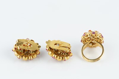 Lot 70 - A vari gem-set ring and earrings suite, each...