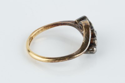 Lot 87 - A diamond five stone ring, of crossover design,...