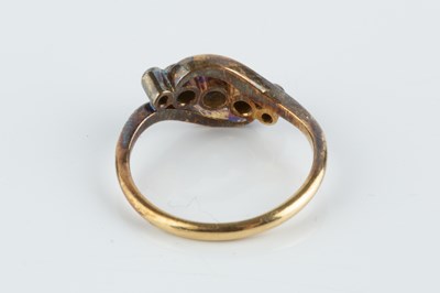 Lot 87 - A diamond five stone ring, of crossover design,...