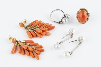 Lot 109 - A collection of jewellery, comprising a pair...