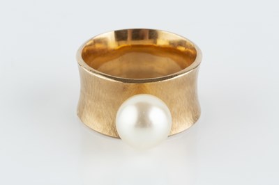 Lot 174 - A cultured pearl dress ring, the wide concave...