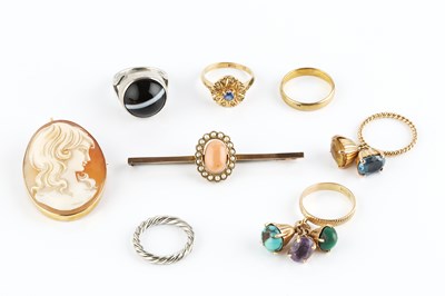 Lot 121 - A collection of jewellery, comprising a coral...