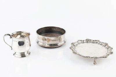 Lot 483 - An Edwardian silver waiter, with scallop and...