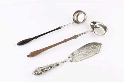 Lot 487 - A George II silver toddy ladle, with turned...