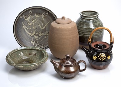 Lot 287 - Collection of studio ceramics and pottery...