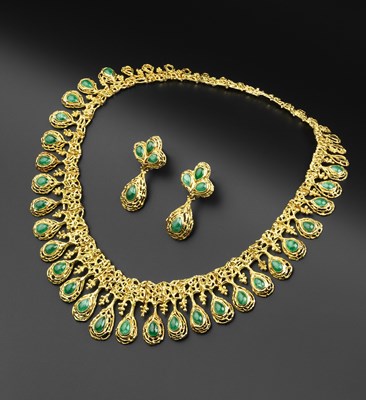 Lot 185 - An emerald fringe necklace and ear pendants...