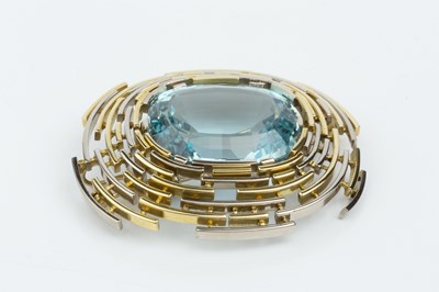Lot 184 - An aquamarine brooch/pendant by David Thomas,...