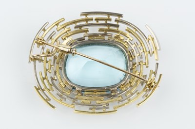 Lot 184 - An aquamarine brooch/pendant by David Thomas,...