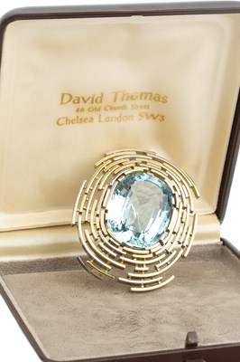 Lot 184 - An aquamarine brooch/pendant by David Thomas,...