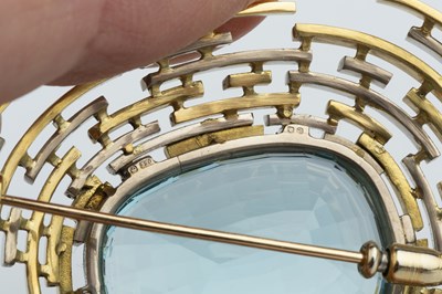 Lot 184 - An aquamarine brooch/pendant by David Thomas,...