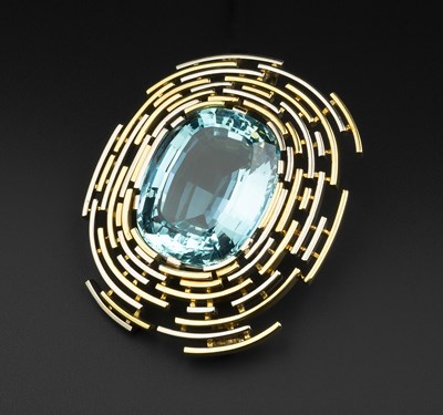 Lot 184 - An aquamarine brooch/pendant by David Thomas,...