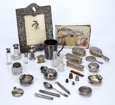 Lot 532 - Collection of silver to include: a silver...