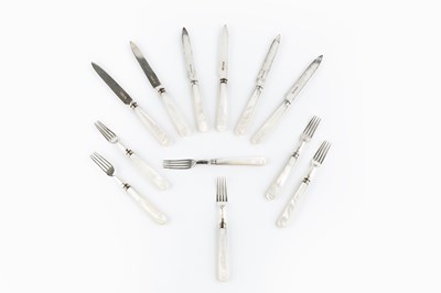 Lot 376 - A set of eighteen silver fruit knives and...