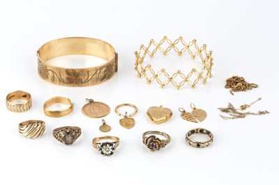 Lot 103 - A collection of jewellery, comprising two 9ct...