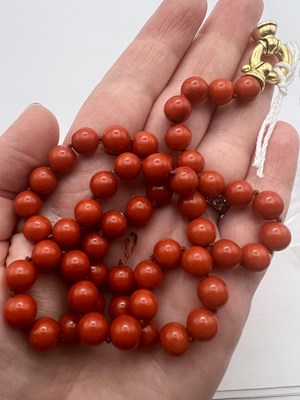 Lot 136 - A coral bead necklace, comprising a single...
