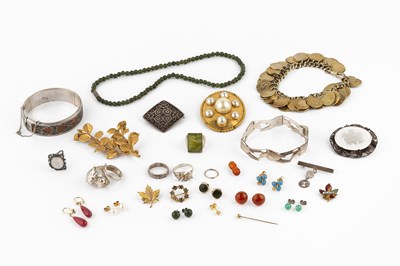 Lot 251 - A collection of jewellery and costume items,...