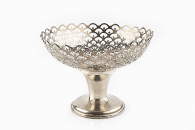 Lot 496 - A George V silver tazza, the dished top pierce-...