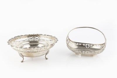 Lot 497 - A George V silver circular dish, with scallop...