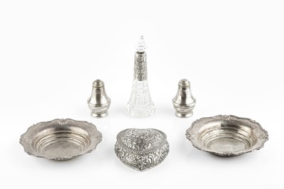 Lot 478 - An Edwardian silver heart shaped trinket box,...