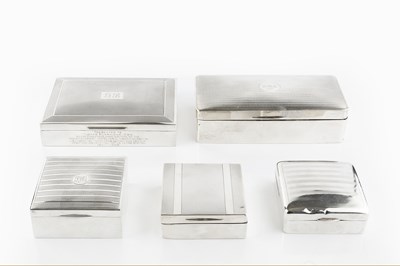 Lot 522 - A silver rectangular cigarette box, with...