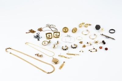 Lot 223 - A collection of jewellery, to include a 9ct...