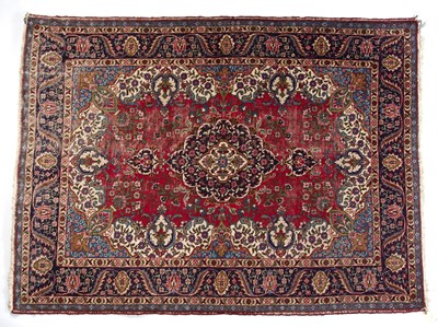 Lot 181 - Red ground rug Hamadan, with central foliate...