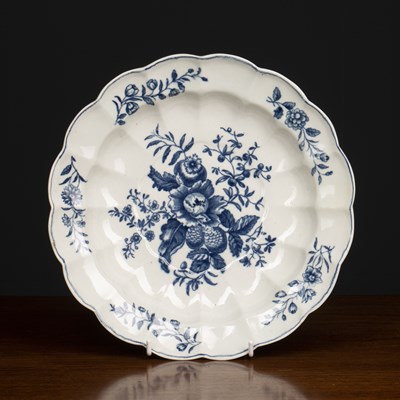 Lot 139 - A Worcester porcelain lobed dish in the 'The...