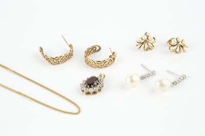 Lot 222 - A small collection of jewellery, comprising a...