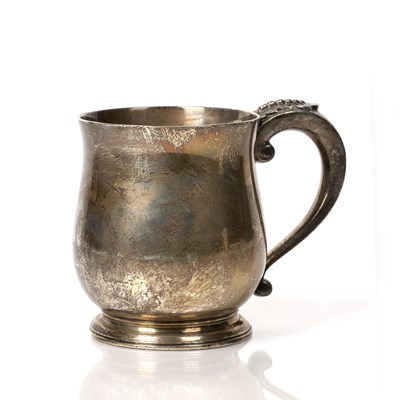 Lot 444 - George V silver tankard with leaf capped...