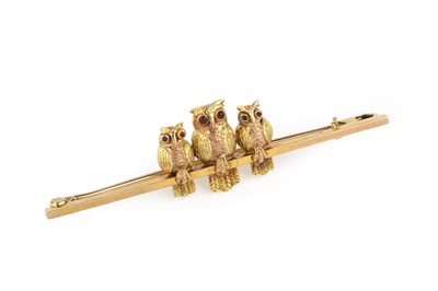 Lot 86 - A stone set bar brooch, modelled as a trio of...