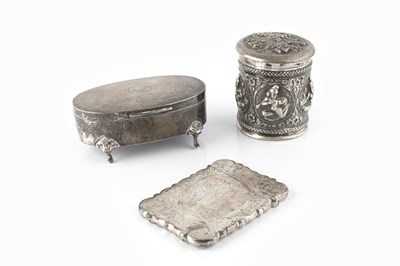 Lot 579 - A George V silver oval trinket box, with...