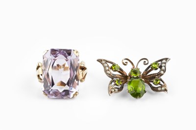 Lot 69 - An amethyst single stone dress ring, the...