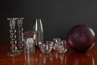 Lot 79 - A collection of eight pieces of art glass to...