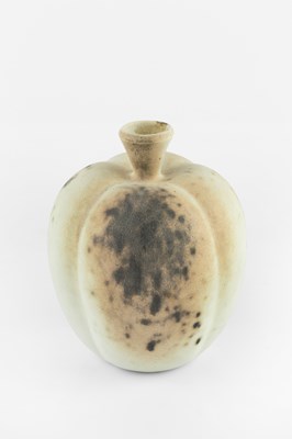 Lot 622 - Geoffrey Eastop (1921-2014) Vase in the form...