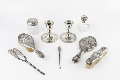 Lot 814 - A matched Edwardian and later silver dressing...