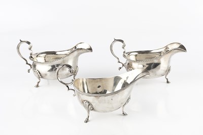 Lot 829 - A pair of Edwardian silver sauce boats, with...