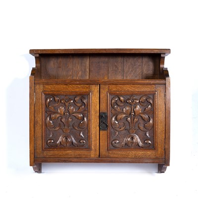 Lot 40 - In the manner of Heals oak twin door cabinet,...