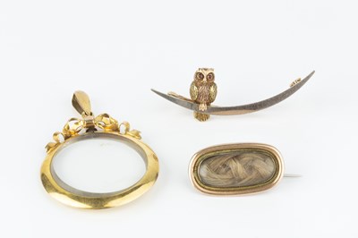 Lot 73 - A novelty bar brooch, designed as an owl...