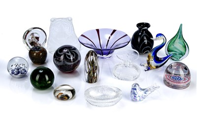 Lot 441 - Collection of glass to include: Orrefors tiger...