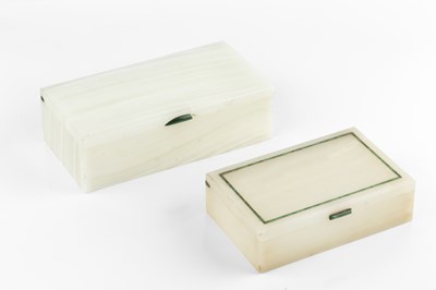 Lot 509 - An onyx rectangular cigarette box, the top...