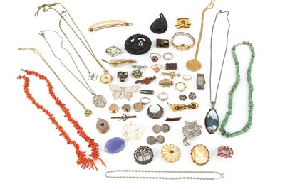 Lot 316 - A collection of jewellery and costume items,...