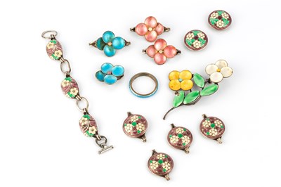 Lot 135 - A collection of enamel jewellery attributed to...