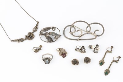 Lot 136 - A collection of jewellery, including a brooch...