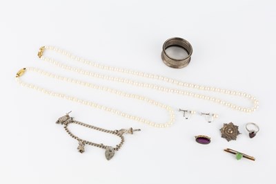 Lot 91 - A collection of jewellery, to include a...