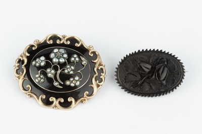 Lot 44 - A Victorian gem set memorial brooch/pendant,...