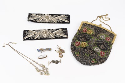 Lot 81 - A collection of jewellery and costume items,...