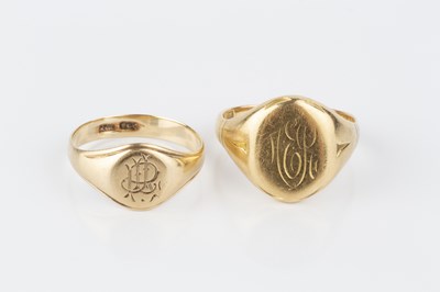 Lot 31 - An 18ct gold signet ring, monogrammed, with...