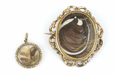 Lot 39 - A 19th century hairwork memorial pendant, with...