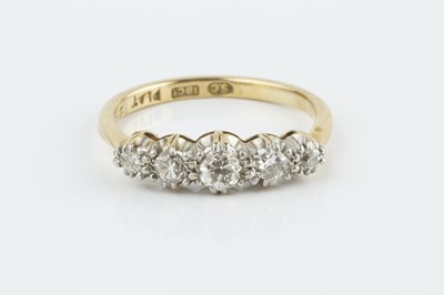 Lot 256 - A diamond five stone ring, the graduated old...