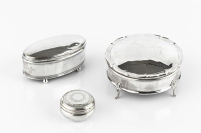 Lot 511 - A silver oval trinket box, with reeded borders...